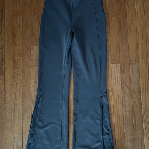NWOT Lululemon Brushed Softstreme Ribbed Zip Flared
Pant 32.5" Black size 8 - Picture 2 of 5